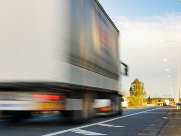 Camión de mudanzas circulando por una autovía