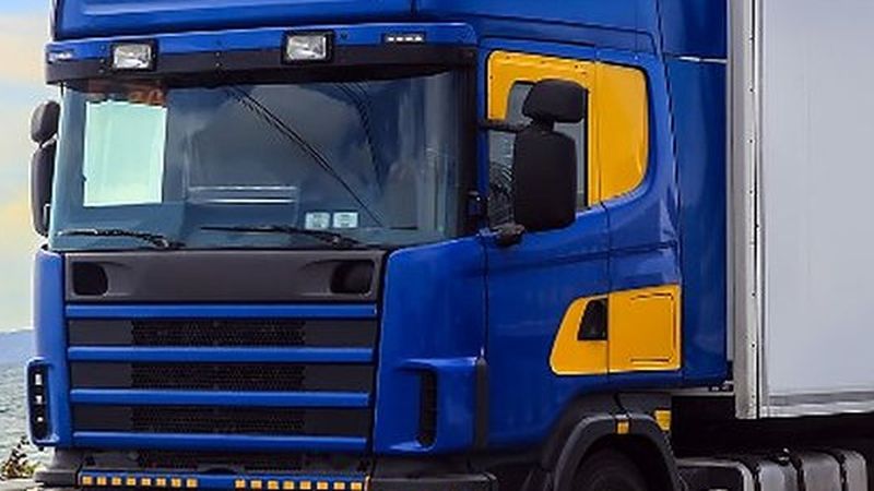 Camión tráiler azul para mudanzas de larga distancia