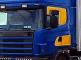 Camión tráiler azul para mudanzas de larga distancia