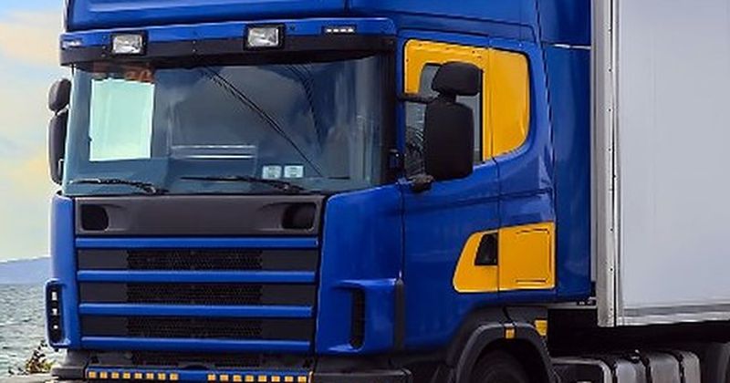 Camión tráiler azul para mudanzas de larga distancia
