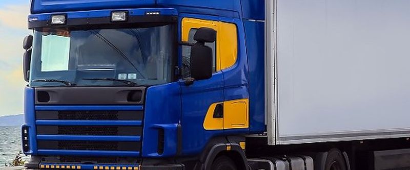 Camión tráiler azul para mudanzas de larga distancia