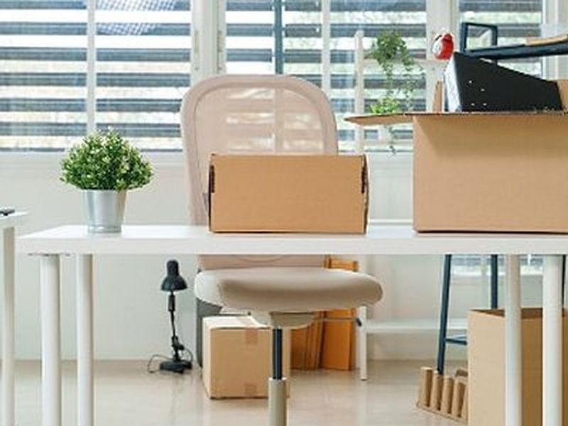Oficina con puestos de trabajo y cajas de cartón preparadas para el traslado