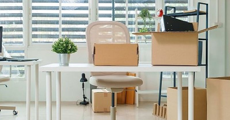 Oficina con puestos de trabajo y cajas de cartón preparadas para el traslado
