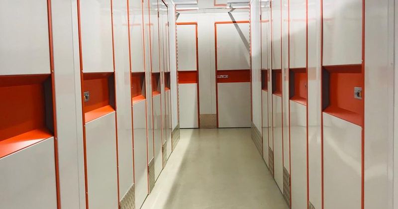 Pasillo de trasteros con puertas numeradas en un guardamuebles