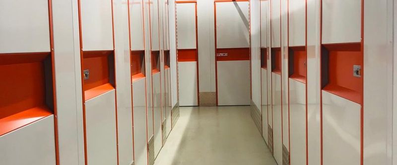 Pasillo de trasteros con puertas numeradas en un guardamuebles